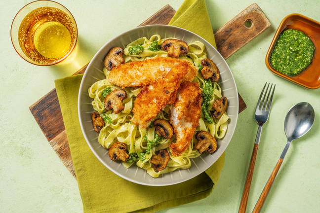 Fettuccine mit Bärlauchpesto und panierten Pouletstreifen