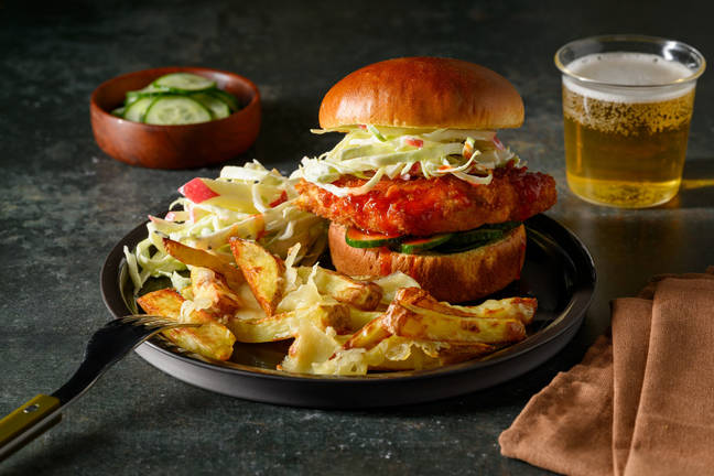 Panerad kycklingburgare och het honungssås