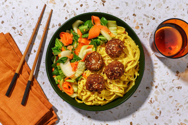 Sesamstekte kjøttboller av svin og storfe