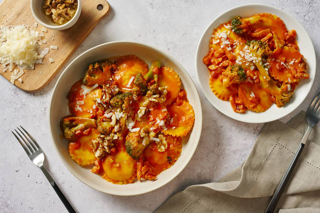 Rask bacontortelloni med ost- og tomatsaus