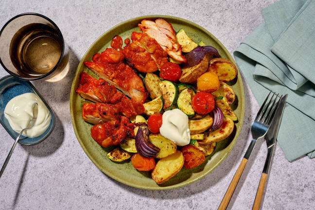 Gochujang-traybake met kip en yoghurt
