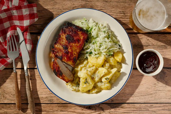 Senfrippchen mit Kartoffel- und Krautsalat