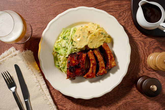 Senfrippchen mit Kartoffel- und Krautsalat