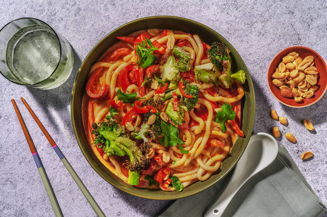 Röd grönsakscurry och udonnudlar