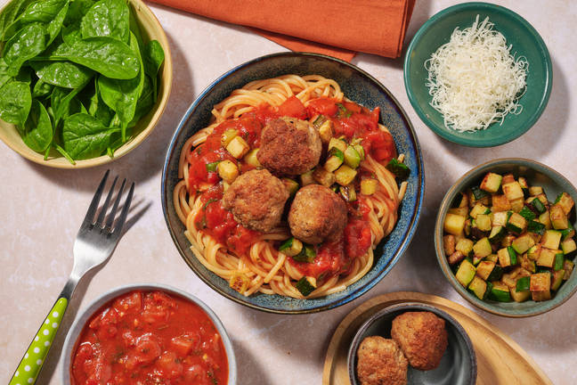 Kjøttboller og pasta i tomatsaus