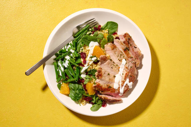 Snabblagad örtig fläskkotlett på bulgursallad