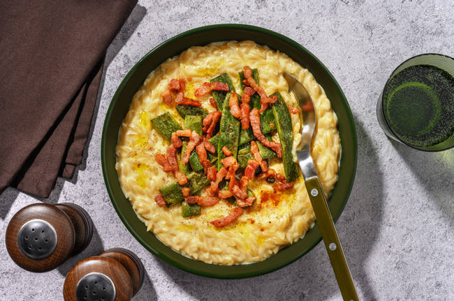 Orzo en salsa de queso con bacon crujiente