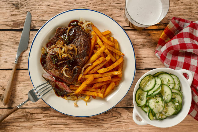 Holzfällersteak vom Weiderind und würzige Pommes