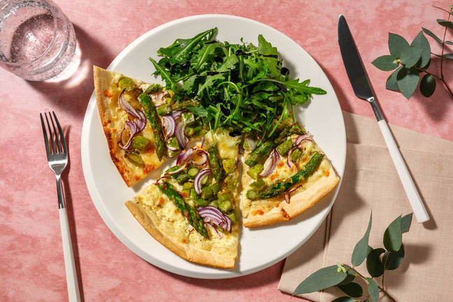 Grüner Spargel auf Flammkuchen