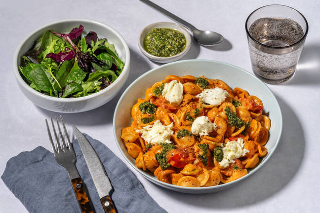 Pasta alla pomodoro och färsk mozzarella