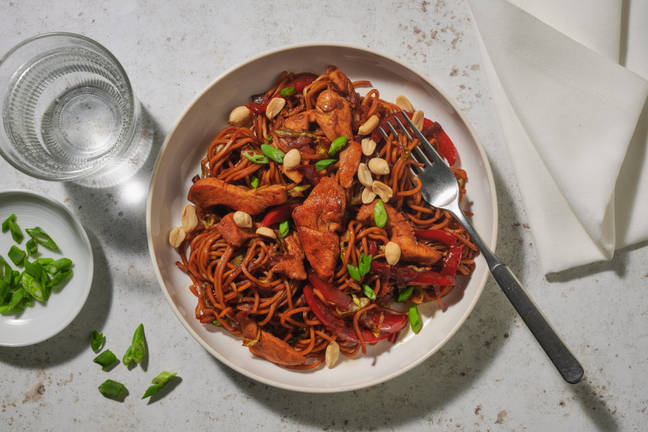 Snabblagade yakisoba-nudlar och ingefärskyckling