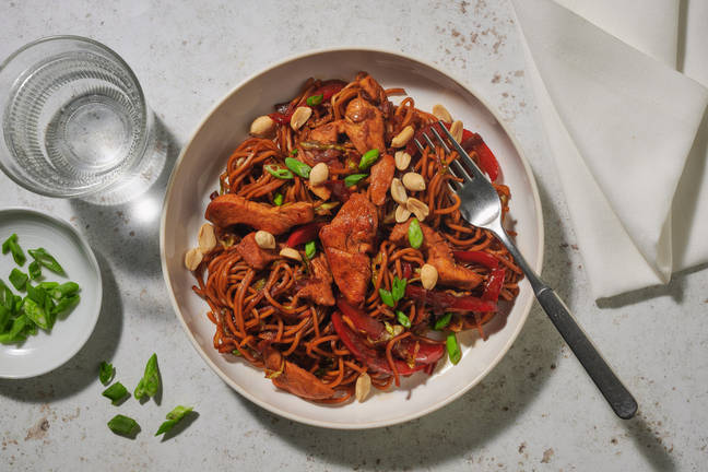 Snabblagade yakisoba-nudlar och ingefärskyckling