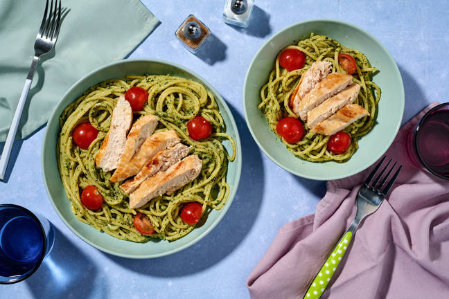 Pasta med krämig pestosås och kyckling
