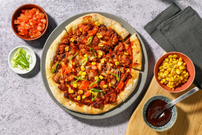 Mexikansk fläskfärspizza med tomat och salladslök