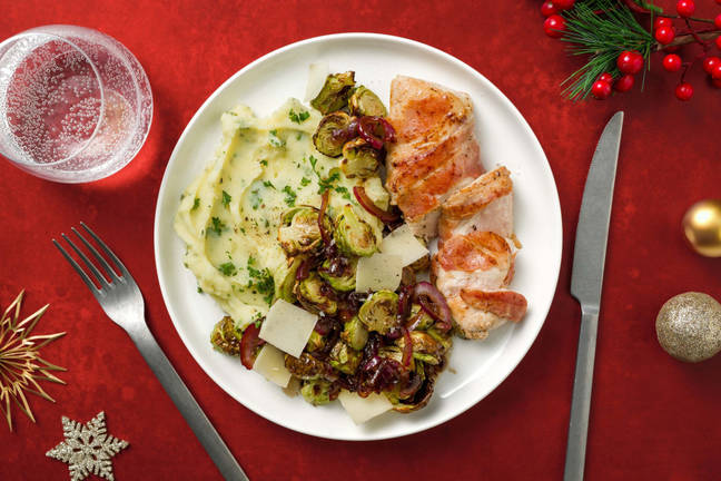 Met spek omwikkelde kip met geroosterde spruitjes