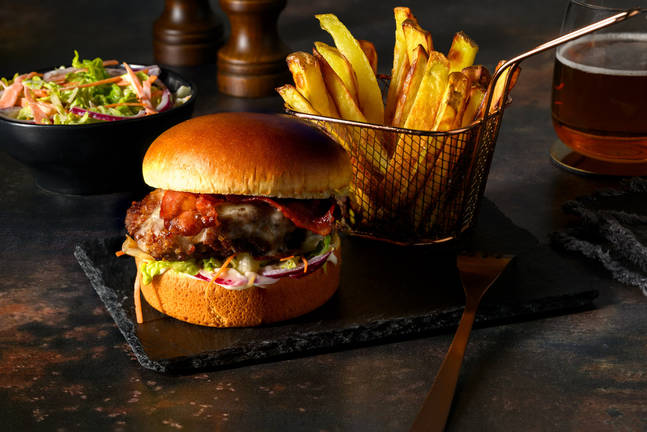 Burger med bacon og cheddar