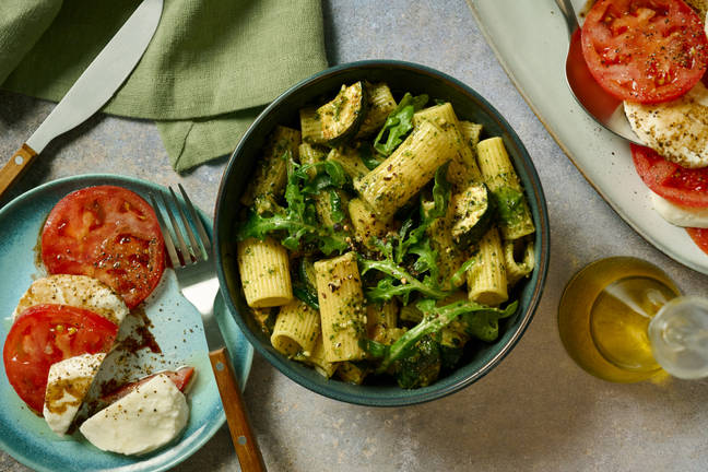 Citrusdoftande pesto- och zucchinipasta