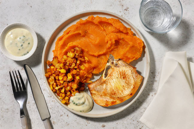 Chuleta de cerdo con manzana y maíz salteados