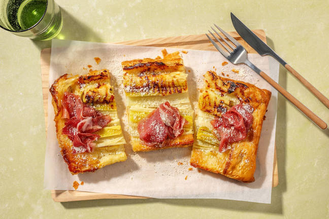 Tatin de puerro con jamón serrano y pecorino