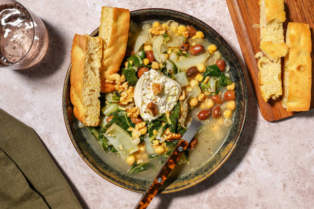 Stufato di ceci, bietole e fiocchi di burrata fresca