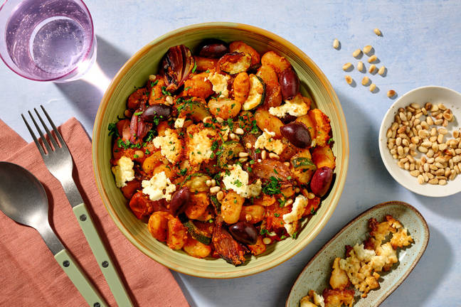Veggie traybake met gnocchi en witte kaas