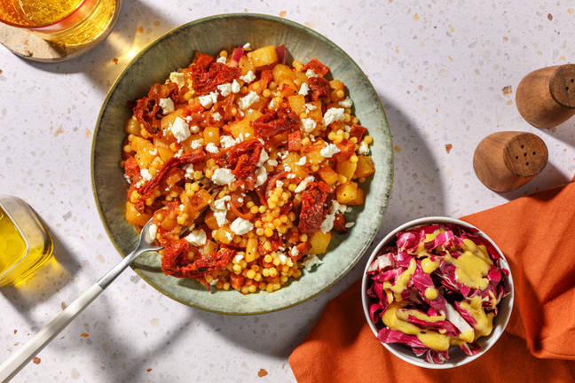 Parelcouscous met harissa, chorizo en witte kaas