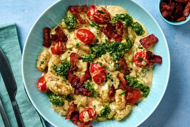 Gnocchis crémeux au pesto et au bacon