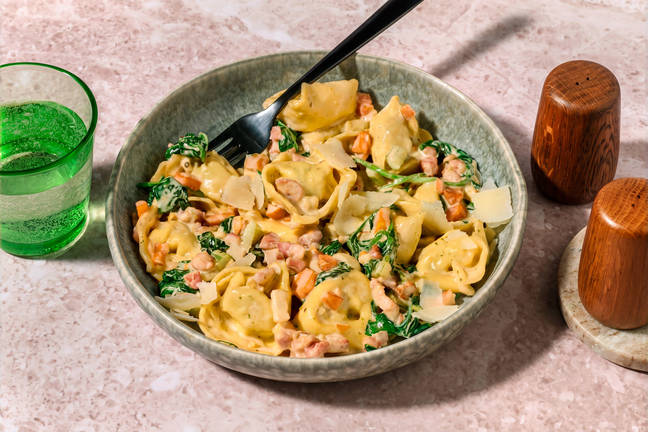 Tortelloni in romige pestosaus met spekreepjes