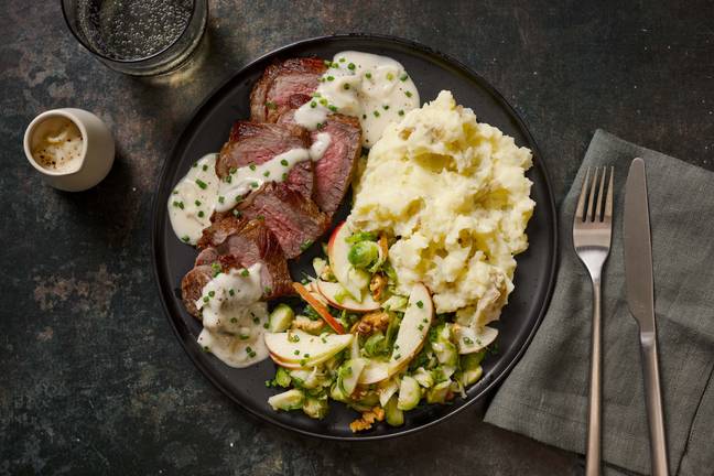 Contre-filet et salade de choux de Bruxelles, de pommes et de noix de Grenoble