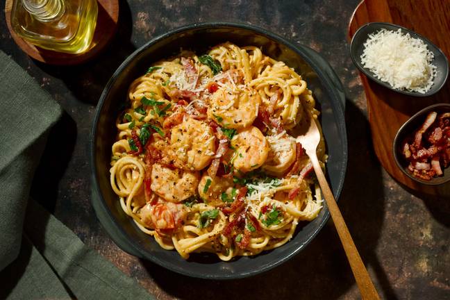 Linguines crémeux au bacon et aux crevettes géantes à la toscane