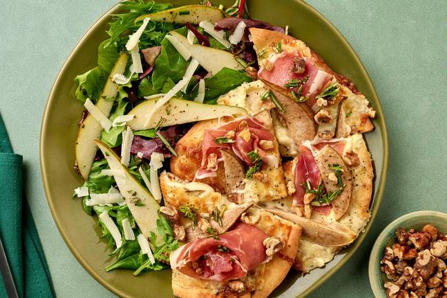 Pains plats italiens au romarin, au miel, à la poire et au prosciutto