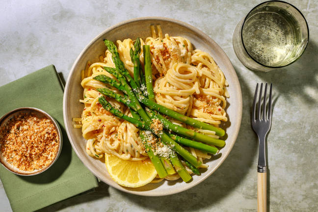Grüner Spargel auf Linguine al Limone