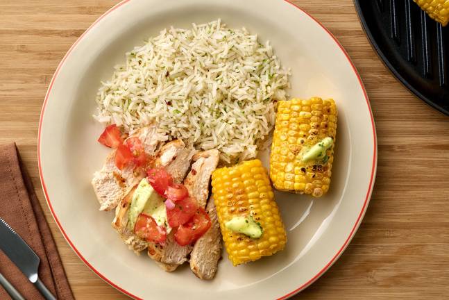 Poulet grillé au basilic et à la lime avec salsa fraîche et maïs