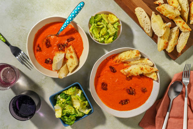 Cremet tomatsuppe med hvidløgsbrød