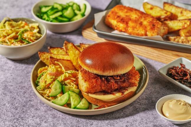 Fiskeburger med sojakaramelliserede løg