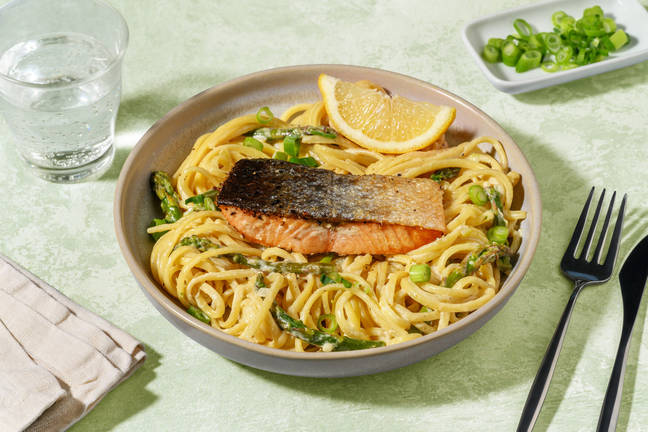 Grüner Spargel mit zartem Lachsfilet