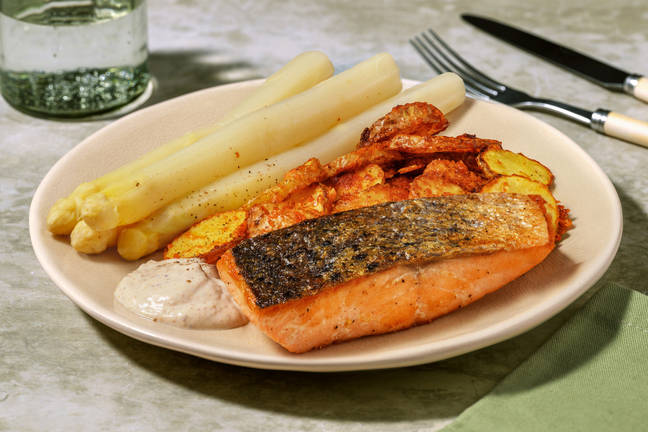 Weißer Spargel zu knusprigem Lachsfilet