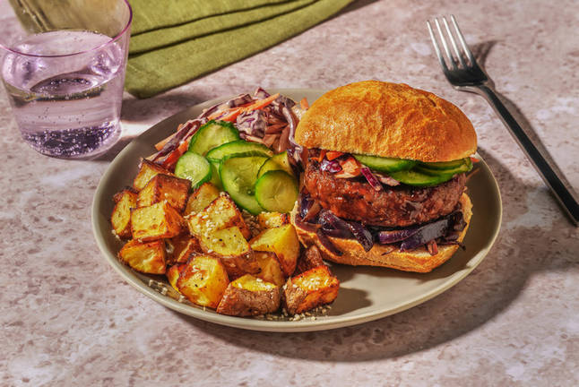 Plantaardige teriyakiburger met pittige koolsla op ciabatta