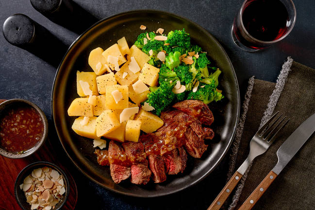 Bio-Rinderhüftsteak mit Brokkoli und Mandeln