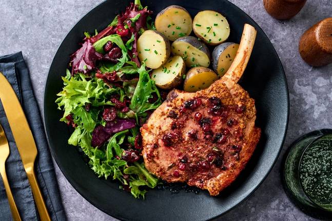 Côtelettes de porc coupe hôtel grillées aux herbes