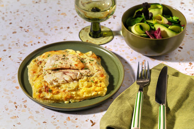 Fiskgratäng på sej och osttoppat potatismos