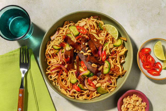 Noedelsalade met veggie runderstukjes en pinda's