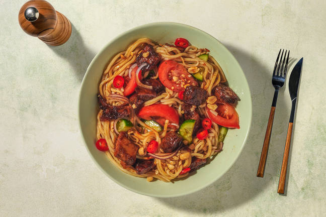 Noedelsalade met veggie runderstukjes en pinda's