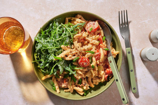 Spätzle-Pfanne mit Mozzarella und Knoblauchsoße