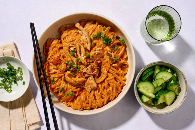 Pikante rode kipcurry met rijstnoedels