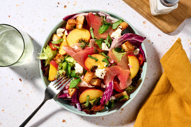 Panzanella met perzik en prosciutto crudo