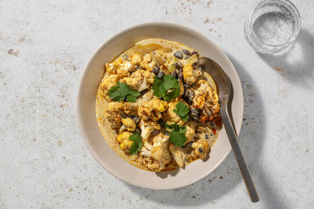 Curry cremoso de coliflor asada y alubias