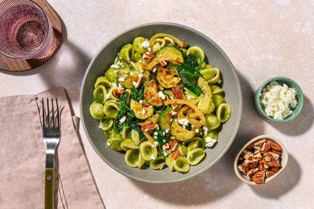 Pittige fusion-orecchiette met feta en pecannoten