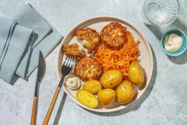 Hjemmelagde fiskekaker og kokte poteter