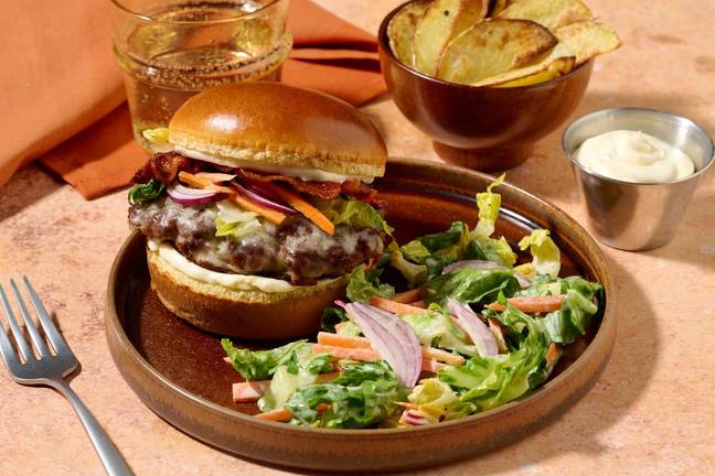 Burger med bacon og cheddar